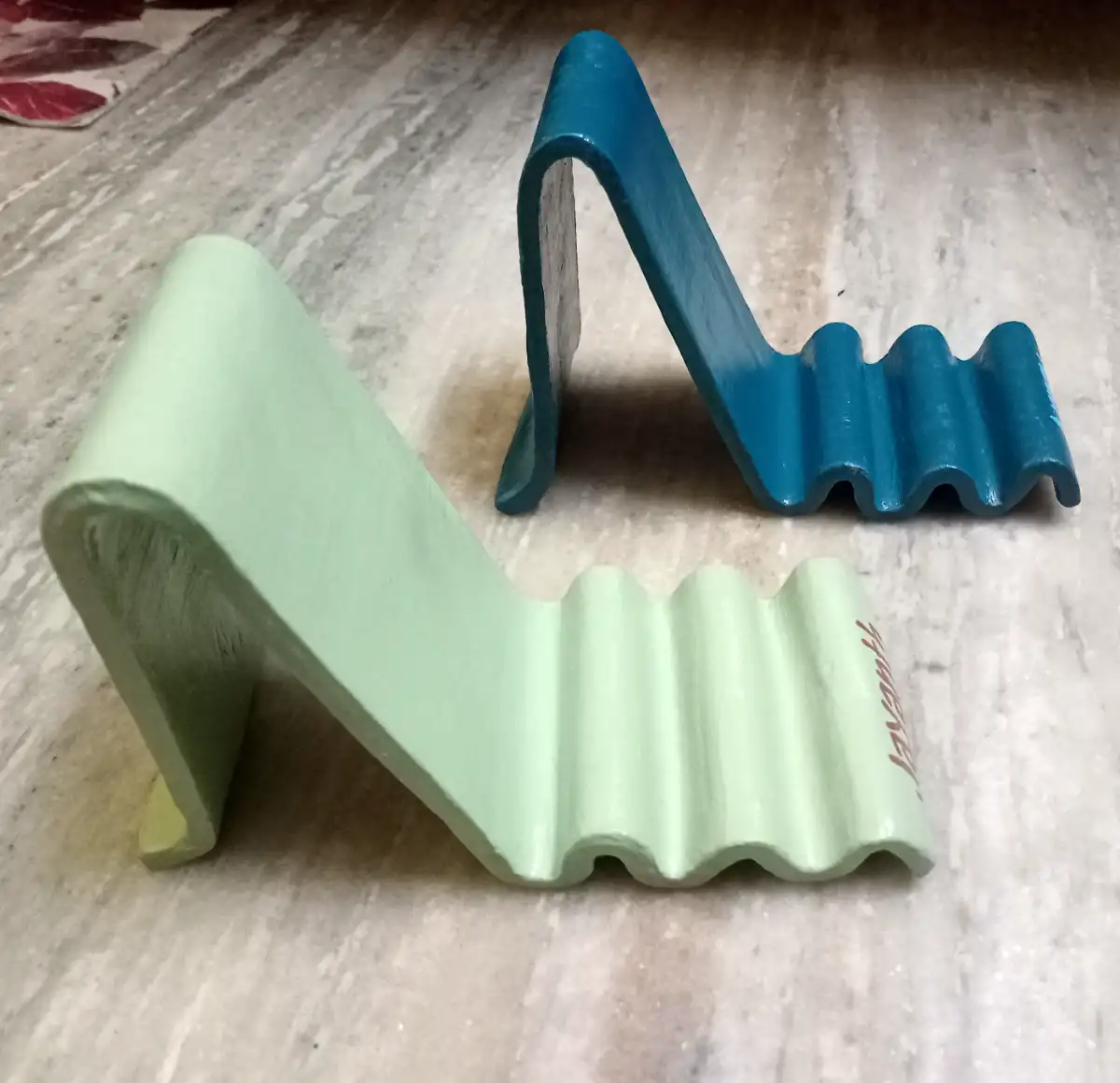 The Clay Waves - Handcrafted phone holder