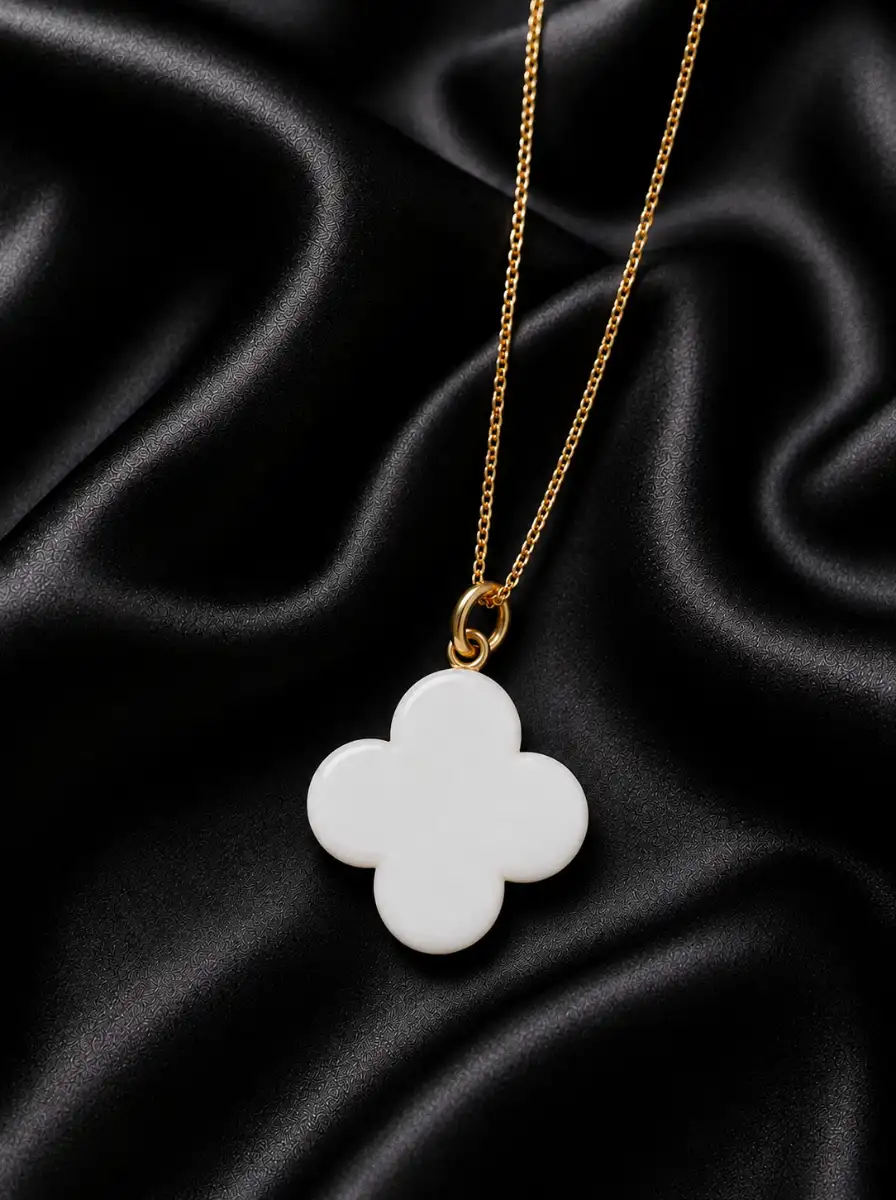 Elegant Clover Charm Pendant Necklace 